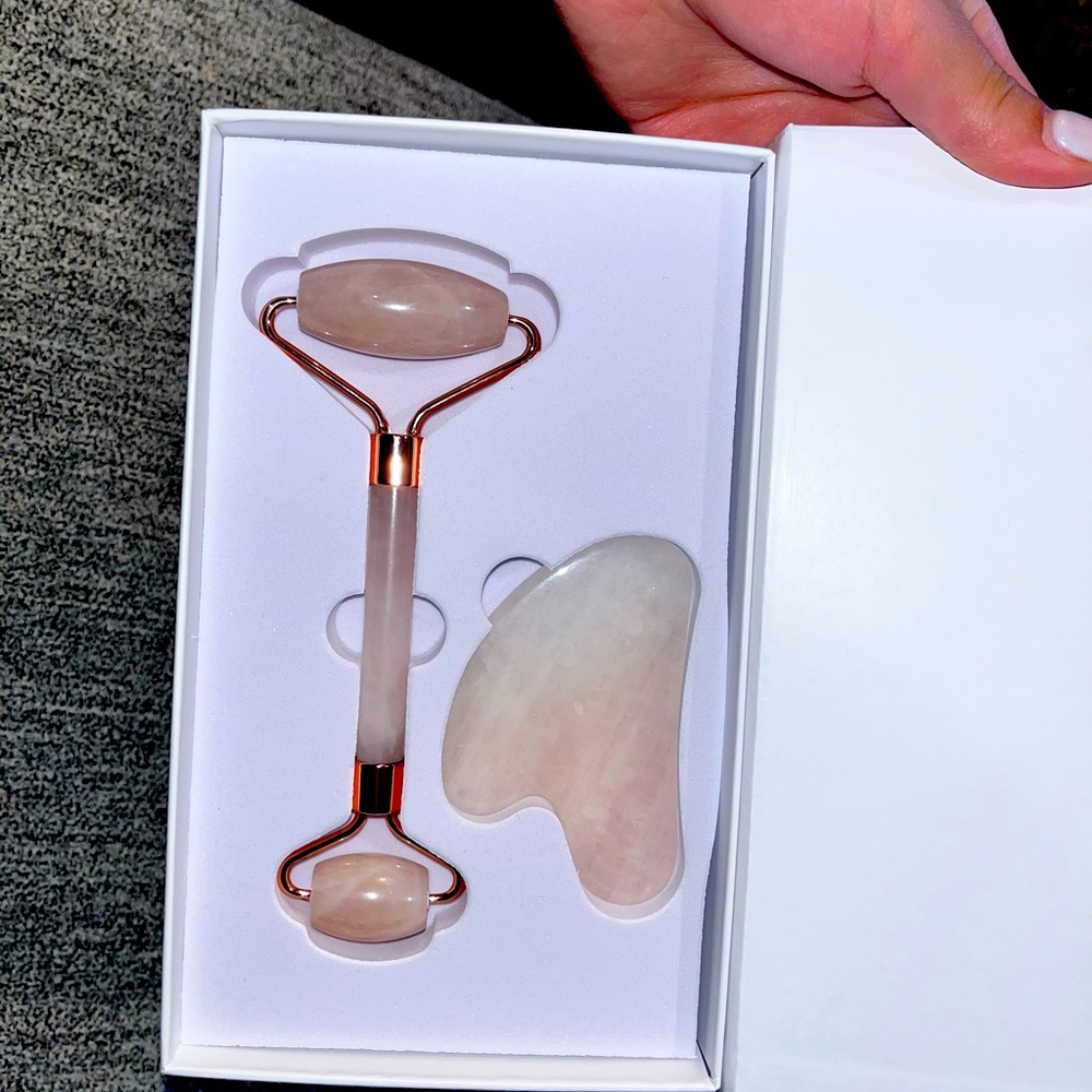 Rose Quartz Face Roller & Gua Sha set ! Brand new in box never used .